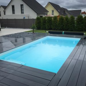Poolcenter-Deutschland-pool-mit-holz-rundgang